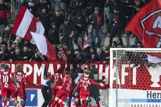 Bienne jubile après avoir éliminé Lugano en quarts de finale de la Coupe de Suisse KEYSTONE/PETER SCHNEIDER
